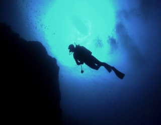  Conviértele en instructor de buceo 